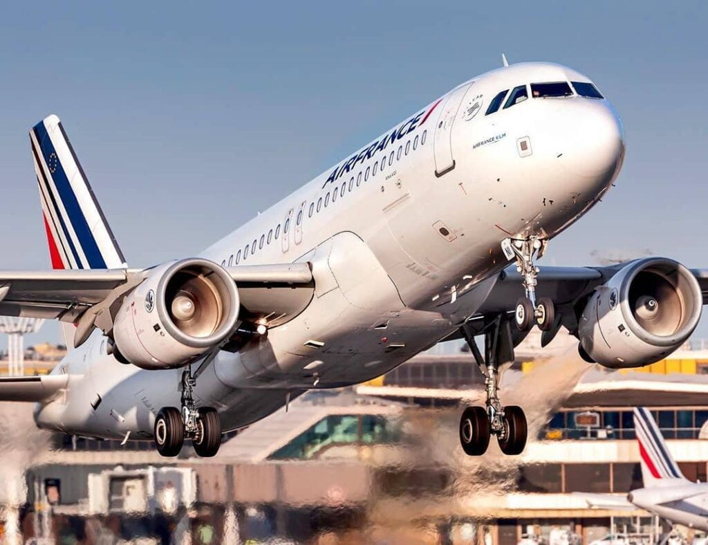 Vremea biletelor ieftine de avion a apus. Cât s-au scumpit zborurile