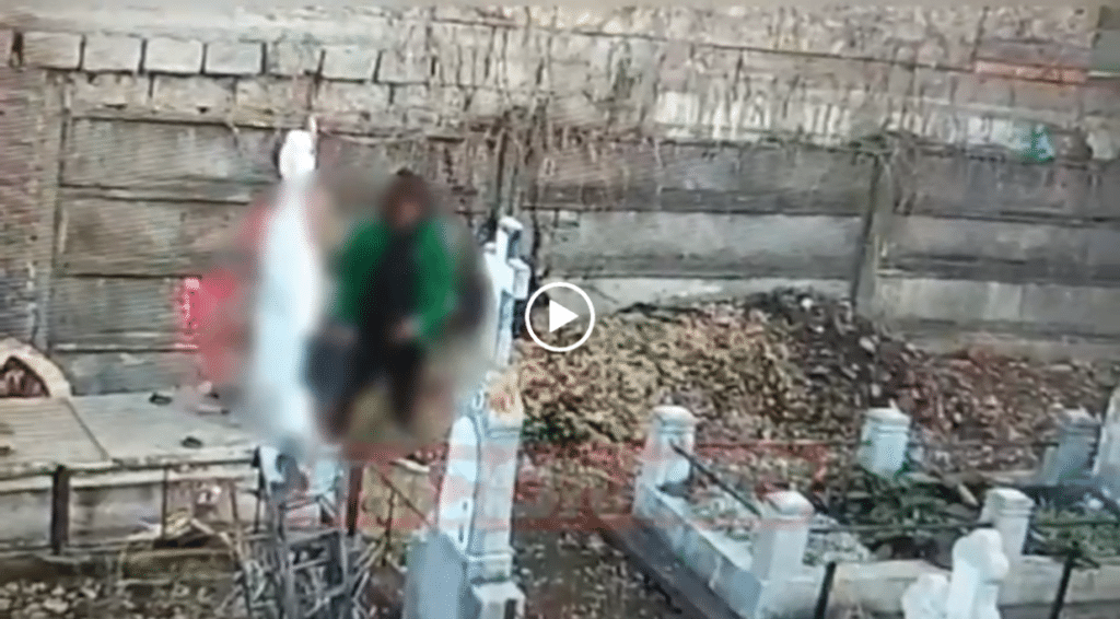 Ploieşti/ Minor surprins în timp ce se masturba în cimitirul Bolovani