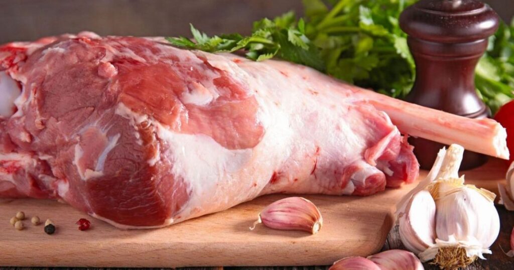 Scandalos. Cât a ajuns să coste un kilogram de carne de miel pentru Paște. Puțini români și-l vor permite anul acesta