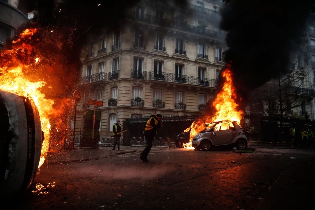 REVOLUȚIE la Paris! Franţa, sub asediul celor mai mari proteste – VIDEO REVOLUȚIE la Paris! Franţa, sub asediul celor mai mari proteste – VIDEO