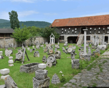 La Sângeru, Prahova, se poate vizita gratuit cel mai mare „Muzeu al pietrei”, din țară