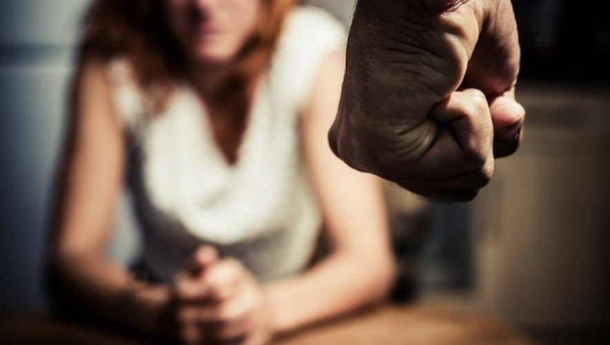 O femeie din Văleni care obținuse ordin de protecție împotriva fostului iubit s-a trezit cu agresorul la uşă. Ce a pățit bărbatul