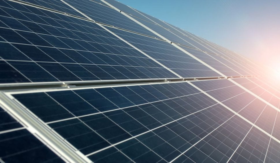 Românii ar putea primi 25.000 de lei pentru panouri fotovoltaice. Cum pot fi accesați banii