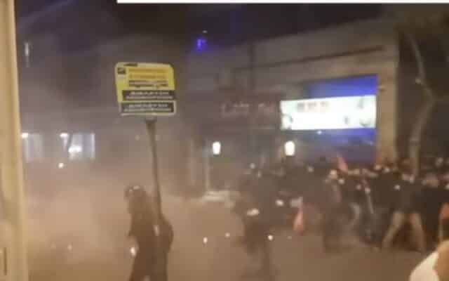 Grecia: Peste 2000 de persoane au ieșit în stradă la Salonic, pentru a-și manifesta revolta, după accidentul feroviar în care 57 de persoane au murit iar alte 56 sunt date dispărute / Manifestanții au aruncat cu pietre și cocktailuri molotov în polițiști