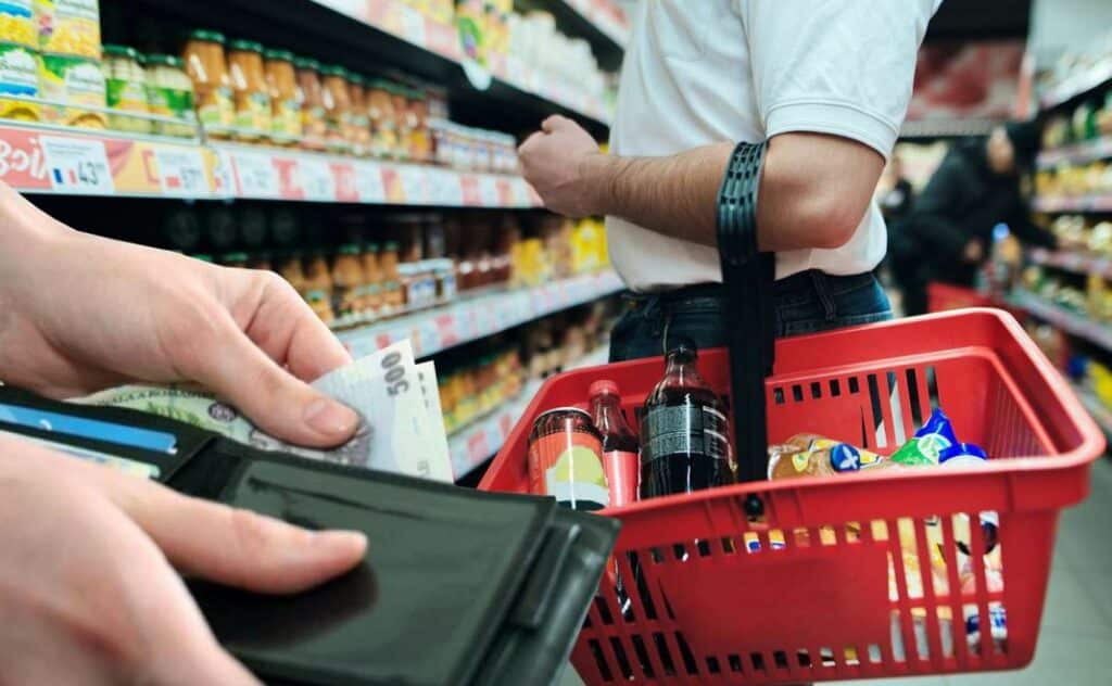 Masa de Paşte 2023 aproape că devine un lux. Carnea de miel şi ouăle, printre produsele care s-au scumpit major