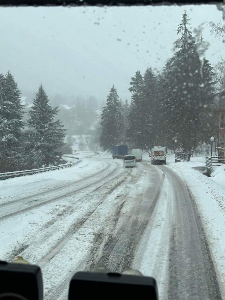 Blocaj pe DN1, in zona montana, din cauza TIR-urilor care nu mai pot inainta. Se circula in conditii de iarna