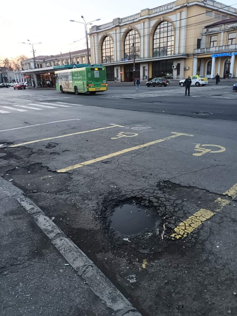 Comentariul zilei/ „În Ploieşti, şi locurile de parcare au dizabilități”