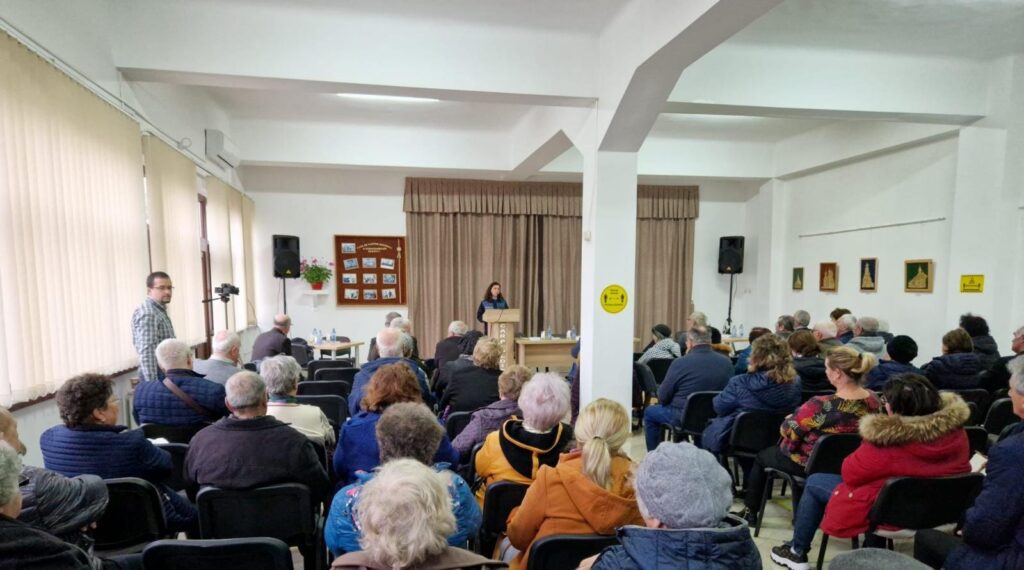 Politistii prahoveni au organizat o intalnire cu varstnicii, la sediul CAR Prahova. 120 de persoane au invatat cum sa se fereasca de escroci