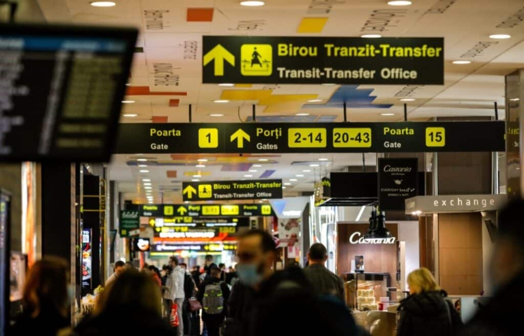 O femeie a vrut să se sinucidă, într-o toaletă din Aeroportul Otopeni. A fost găsită injunghiată în gât