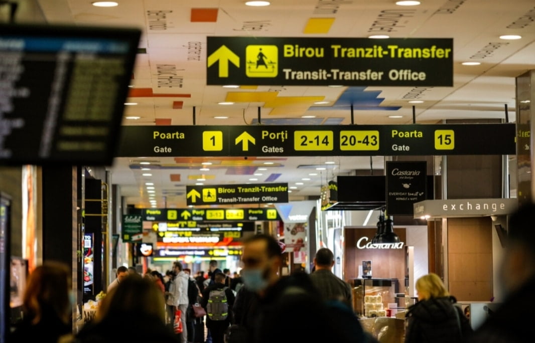 O femeie a vrut să se sinucidă, într-o toaletă din Aeroportul Otopeni. A fost găsită injunghiată în gât