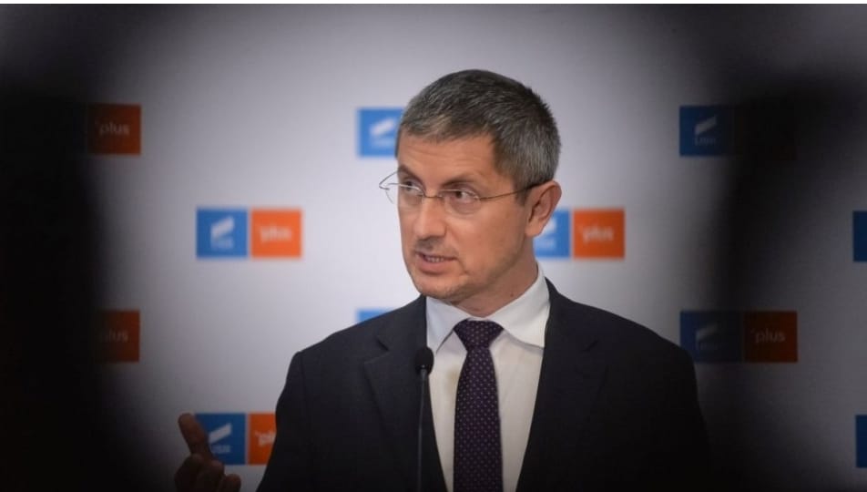 VIDEO/ Momentul în care Dan Barna e lovit de maşină în timp ce traversa pe trecere, pe roşu, cu trotineta