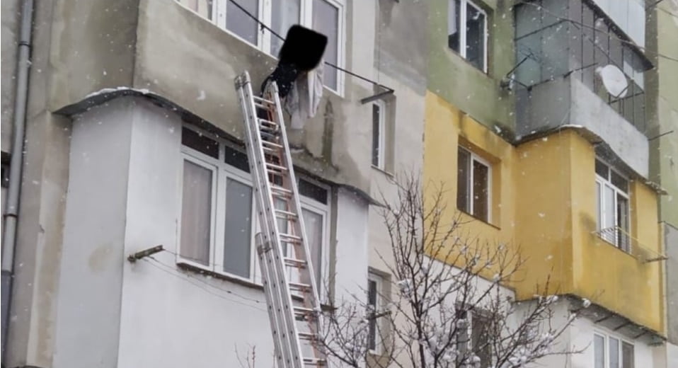 O tânără a căzut de la etajul trei al unui bloc, încercând să fugă de soț, și a rămas agățată în sârmele de rufe