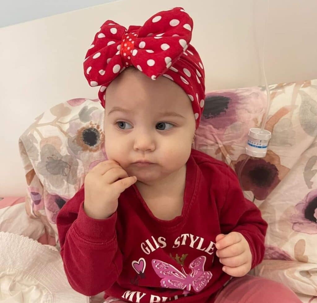 La nici 2 anişori, Darya Theoris duce o bătălie cruntă! Micuța a fost diagnosticată cu leucemie şi are nevoie de tot ajutorul din lume!