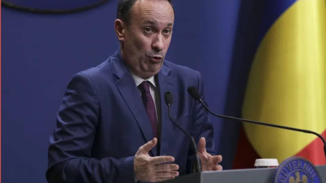 Alertă/ Guvernul a decis îngheţarea salariilor din sistemul bugetar şi sistarea angajărilor, pentru a recupera deficitul de 20 de miliarde de lei