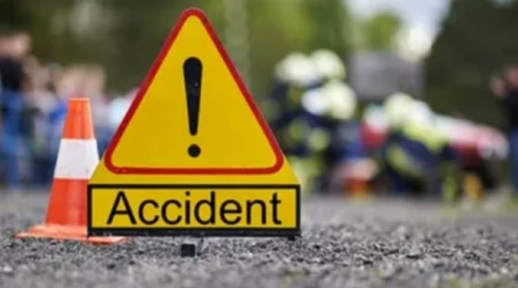 Ploieşti/ Un bărbat care s-a urcat la volan fără a avea permis de conducere a bagat două persoane în spital. Accidentul s-a produs pe strada Inoteşti, din municipiu