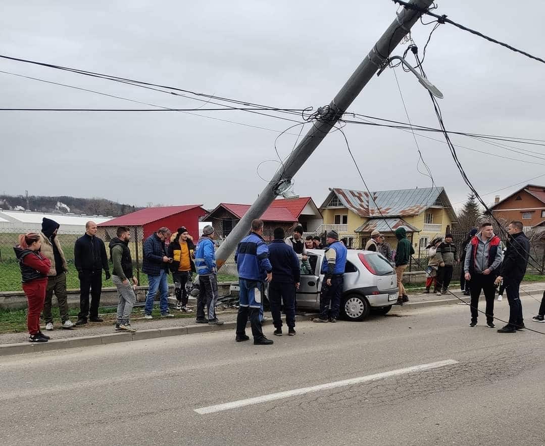 Accident cu descarcerare, in Văleni. Un tanar de 19 ani s-a izbit cu masina intr-un stalp