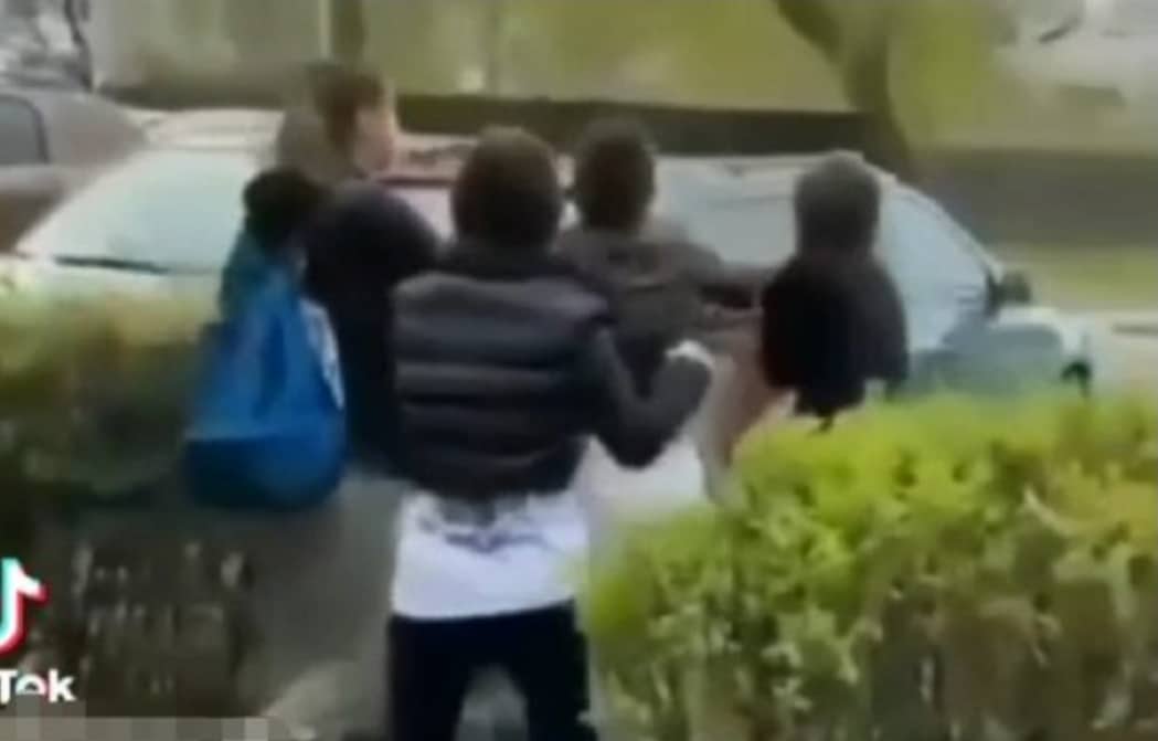 Părinti, sunteți mândri de odraslele voastre? 5 eleve de la Şcoala „Emil Palade” Ploieşti au bătut cu pumnii şi picioarele o colegă, pe motiv ca „e de la țară” Părinti, sunteți mândri de odraslele voastre? 5 eleve de la Şcoala „Emil Palade” Ploieşti au bătut cu pumnii şi picioarele o colegă, pe motiv ca „e de la țară”