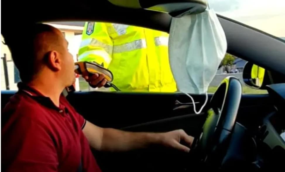 Bună idee! De supărare că a rămas fără permis, un bărbat din Bucov s-a urcat beat la volan. Norocos de fel, a fost prins de polițişti, la un control de rutină