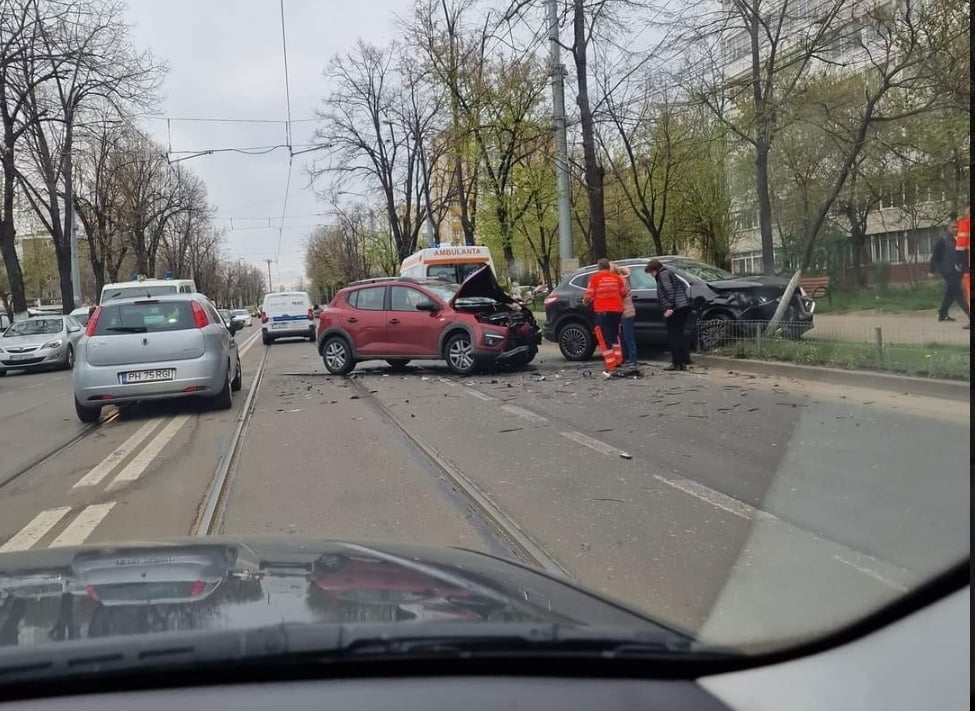 Bravo, băieți! Accident la Balif, din cauza unui şofer care nu s-a asigurat