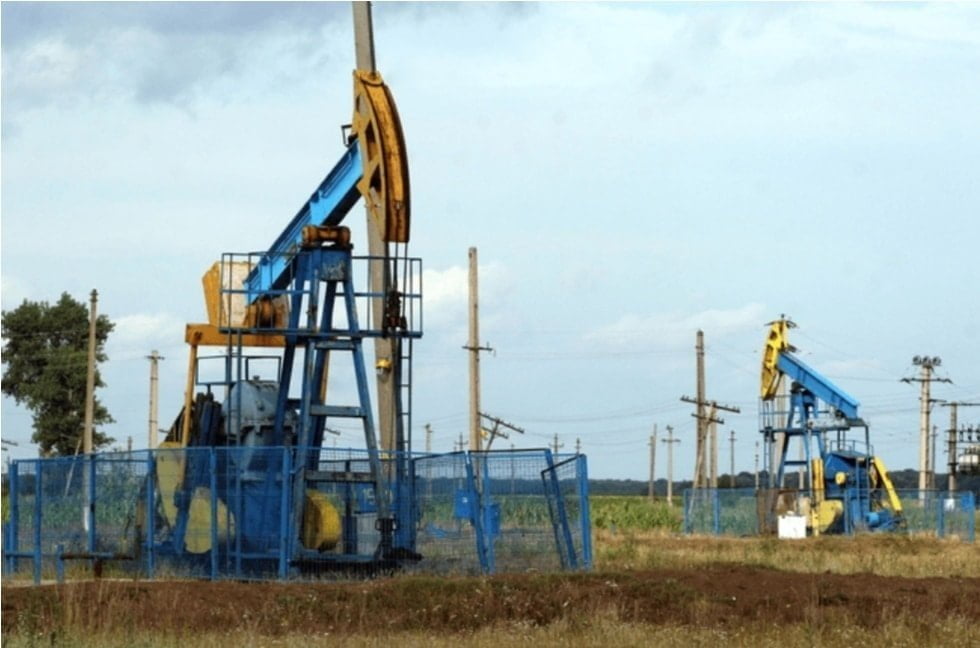 Inconştiență maximă! Doi bărbați din Şoimari au furat 40 metri de conductă petrolieră şi au lăsat țițeiul să curgă în pământ