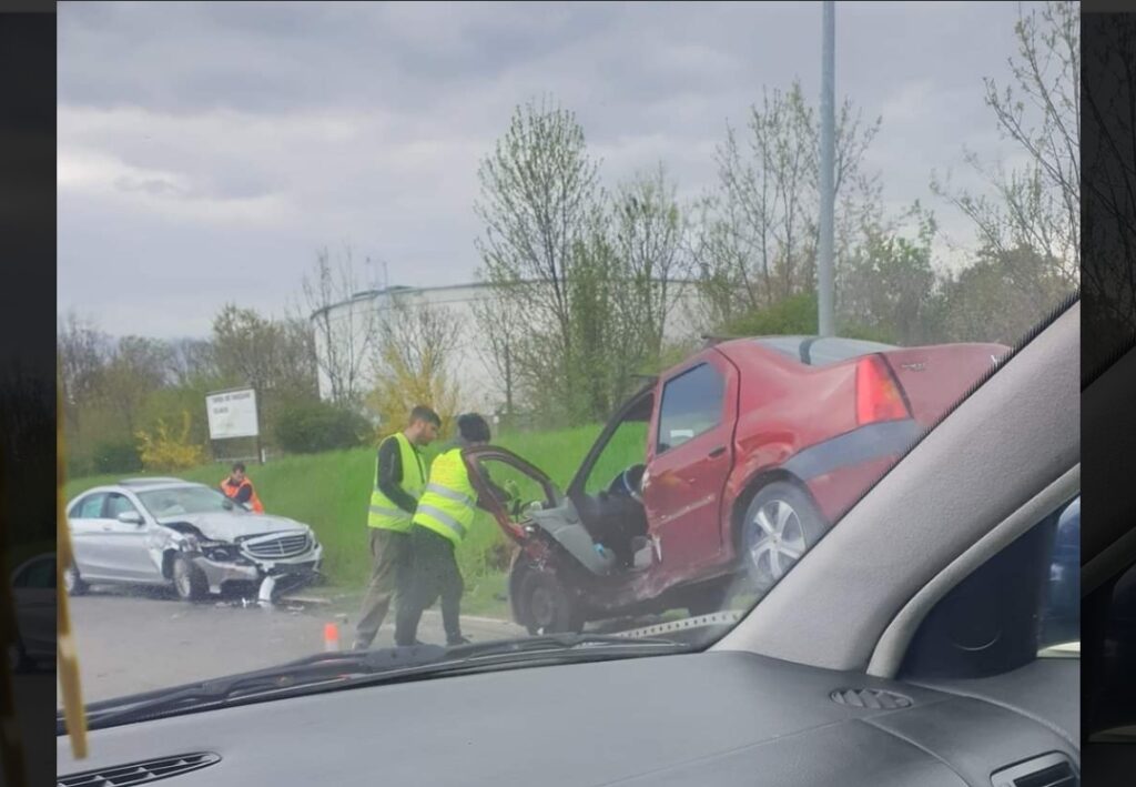 Accident in cartier Albert, pe strada Alba Iulia. Doua masini s-au facut zob