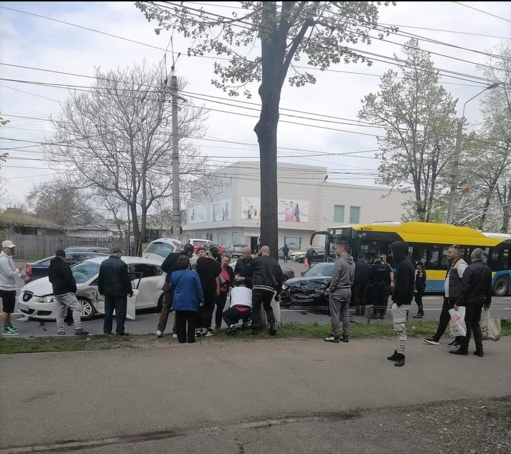 Accident la Balif… din nou! Chiar trebuie să fim dirijati prin linii duble şi giratorii, ca oile la stână? Nu se poate sa fim civilizați?