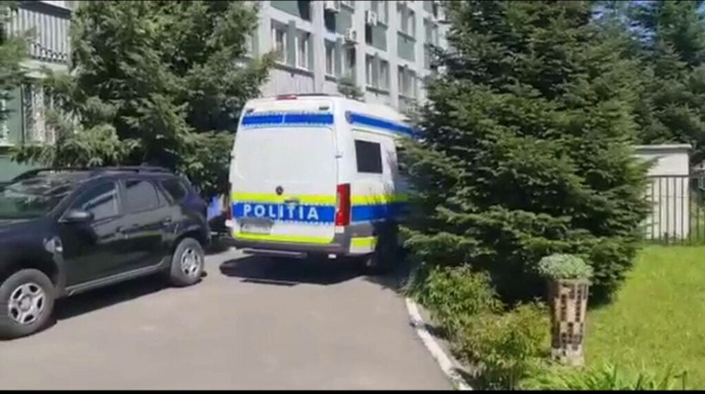 O femeie a năcut în toaleta unui supermarket şi şi-a aruncat bebeluşul la gunoi