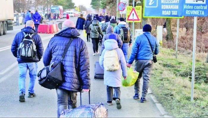 Cu un buget în colaps, Guvernul mai prelungește cu o lună plățile uriașe către refugiații ucraineni