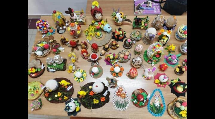 Produse artizanale realizate la casele de copii din Prahova, expuse la sediul Consiliului Județean Prahova