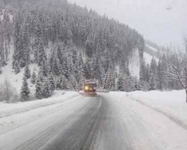Trafic îngreunat din cauza ninsorilor abundente. Ce drumuri din țară sunt înzăpezite / CNAIR, restricții de circulație!