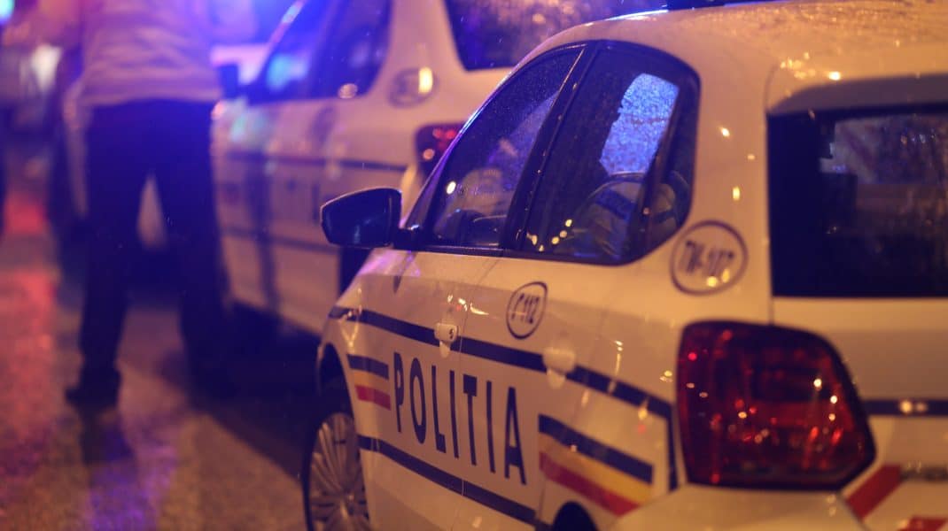 Prahova: Doi părinți și-au privit fata cum moare: fetița a fost opărită cu apă fierbinte și a agonizat până a decedat