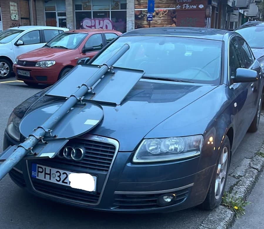 Karma lucrează! Un semn de circulație cu „oprirea interzisă” a căzut peste o maşină parcată fix lângă semn