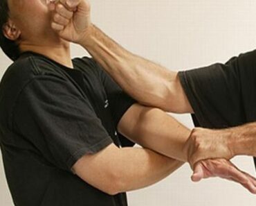 UPDATE: I-a atras atenția și a fost luat la pumni. Ce făcea tânărul care a lovit un bărbat pe strada Poștei din Ploiești