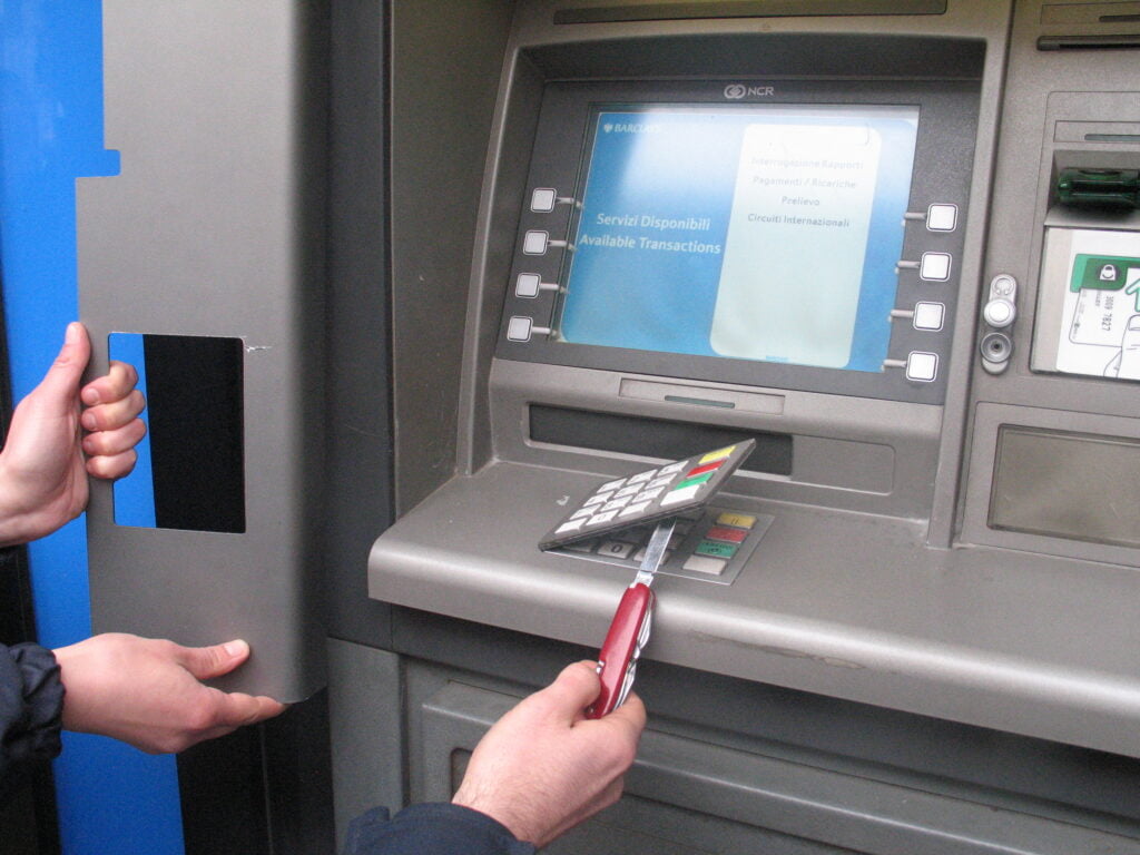 Hoții au forțat un bancomat din Valea Călugărească, dar nu au reuşit sa fure nimic. Poliția a confirmat tentativa de jaf
