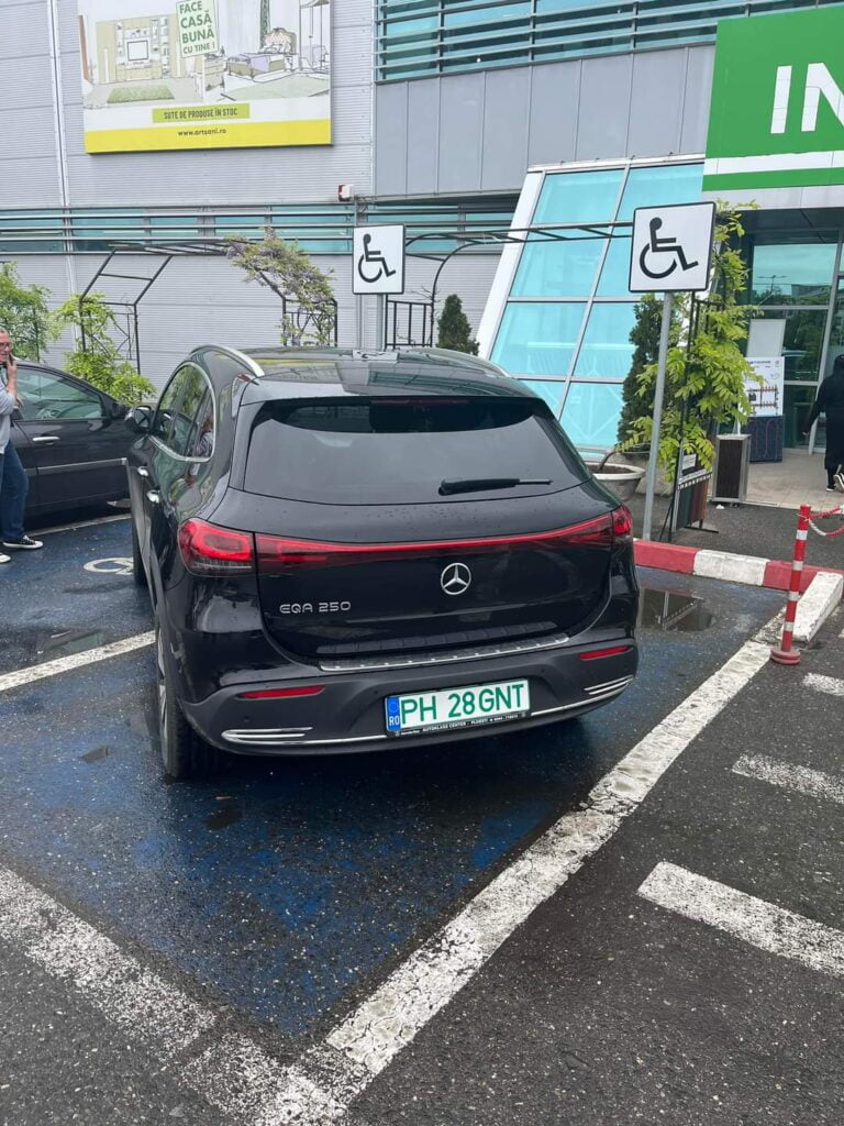 Poza zilei/ Un „dublu handicapat”, in parcarea Artsani Ploiesti