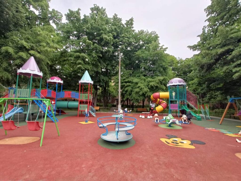 Vezi aici cum arata noul loc de joaca din parcul „Mihai Eminescu”/ Galerie foto