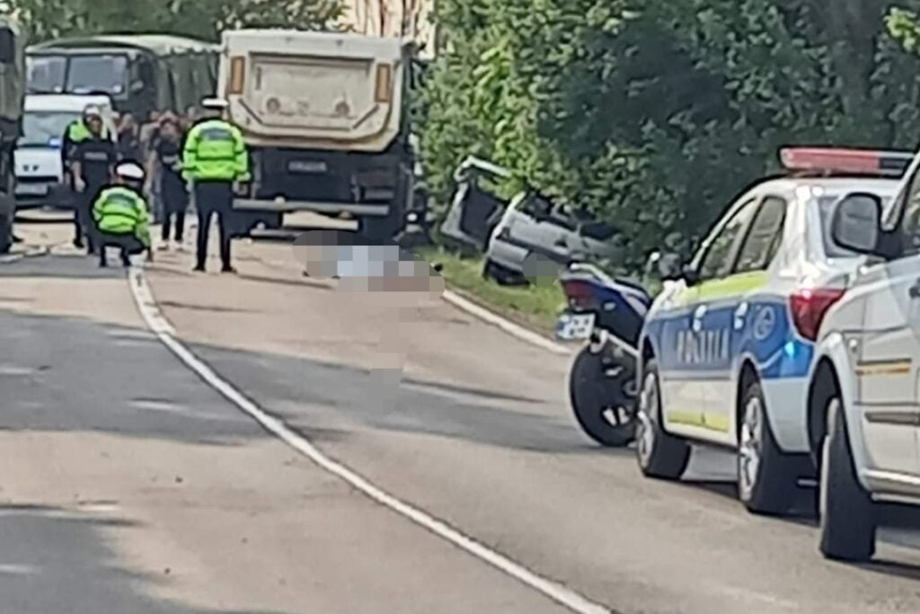 Accident MORTAL, pe Centura de Est a Ploiestiului. Un sofer in varsta de 56 de ani a murit dupa ce a intrat cu masina in copac