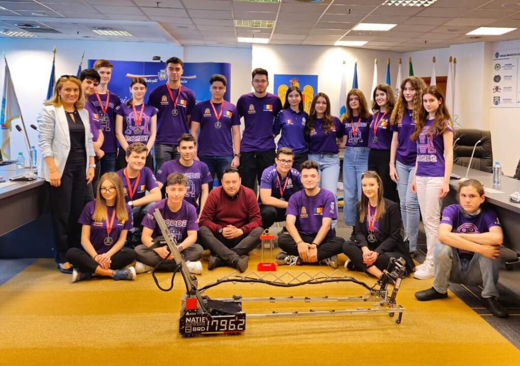 Echipa de robotica Ro2D2 a liceului „Mihai Viteazul”, premiata de Primaria Ploiesti