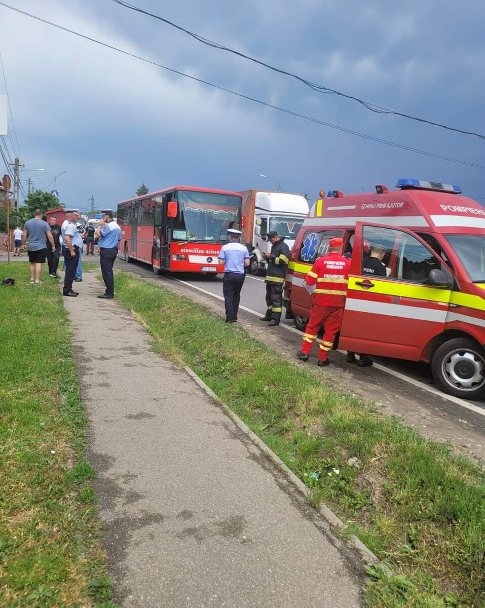 Accident in Bucov, intre un TIR si un autobuz plin cu navetisti. Trei victime