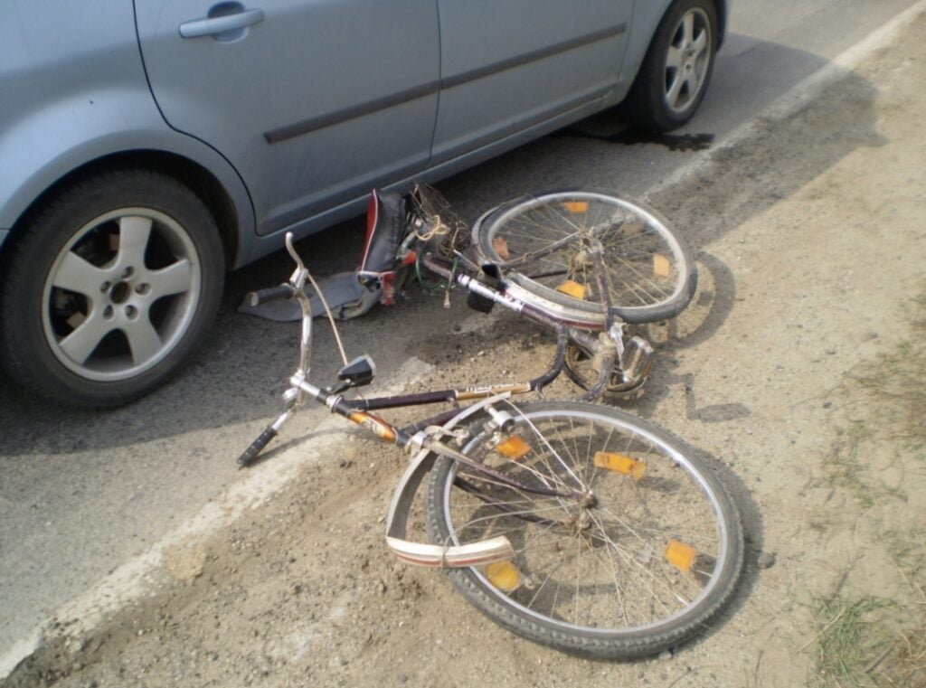 Accident in Bucov/ O tanara de 17 ani a fost lovita de masina. Fata se afla pe bicicleta