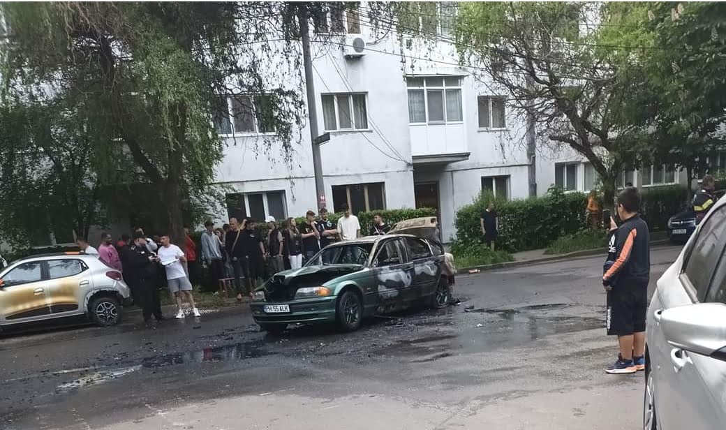 Asa se intampla cand uiți tigaia pe foc! Un BMW a luat foc pe strada Carol Davila, iar focul s-a extins la alte 3 autoturisme parcate