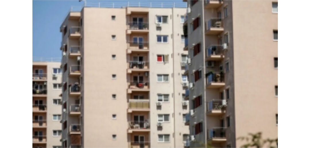 Banul la saltea, flit la rate uriașe: 6 din 10 locuințe din România s-au cumpărat cu banii jos