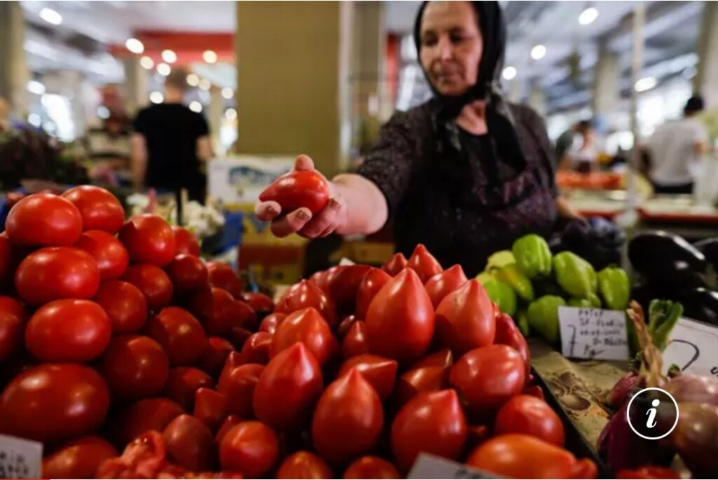 Cum se vede prețul roșiilor românești de cele două părți ale tarabei. Producători: „Pentru noi, e mic, pentru consumatori, mare. De la 1 iunie vor fi 5 lei”