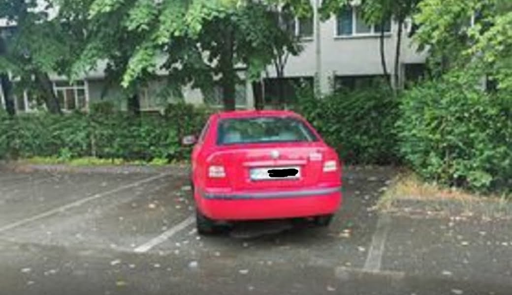 Aşa arată nesimțirea crasă! Când pleacă cu una dintre maşini, un ploieştean o parchează pe cealaltă pe 2 locuri