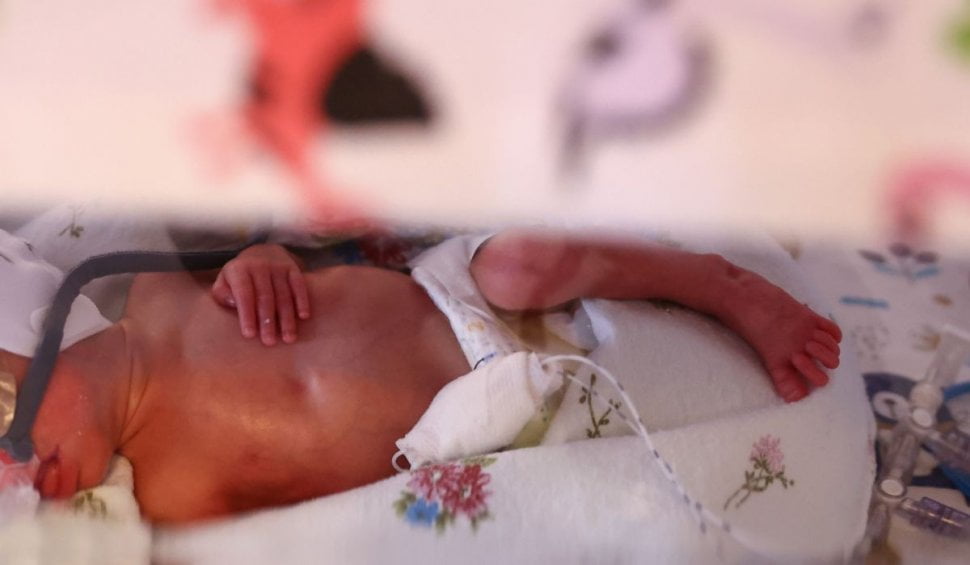 S-a născut primul copil cu trei părinți genetici: un tată, o mamă și o a doua femeie
