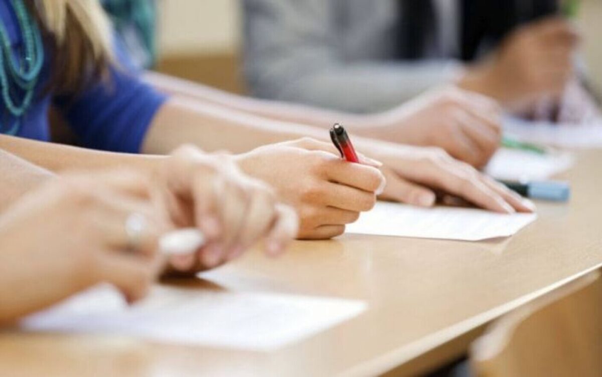 Joi, elevii din clasa a IV-a susțin proba la Limba maternă în cadrul Evaluării Naționale