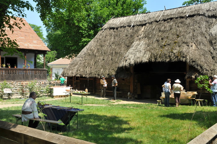 Zilele Muzeului Satului: vernisaje, lansări de carte, muzică tradiţională şi târg al meşterilor populari. Programul evenimentelor
