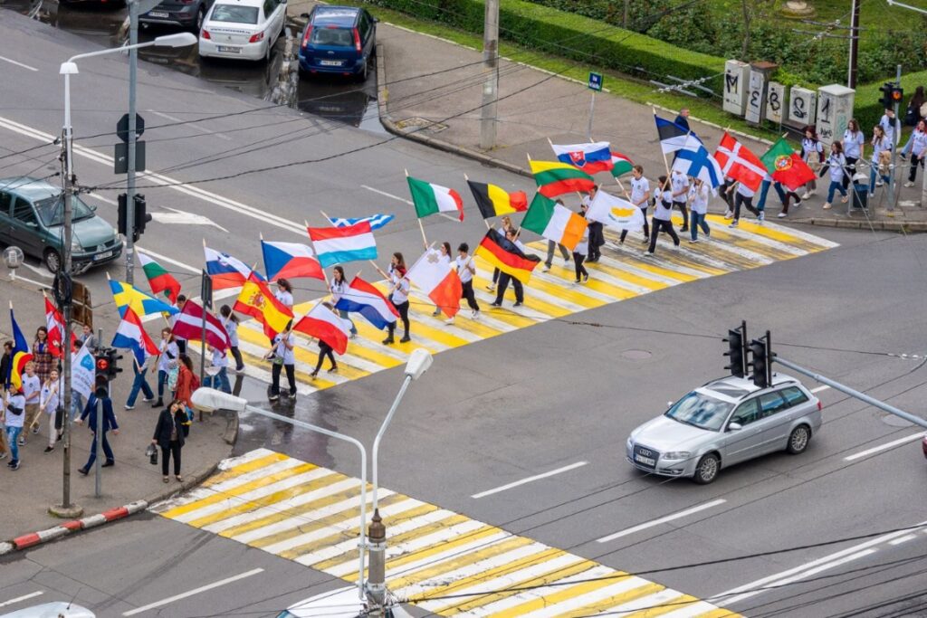 Tinerii ploieșteni au defilat în centrul municipiului Ploiești, purtând  steagurile tuturor țărilor membre ale Uniunii Europene