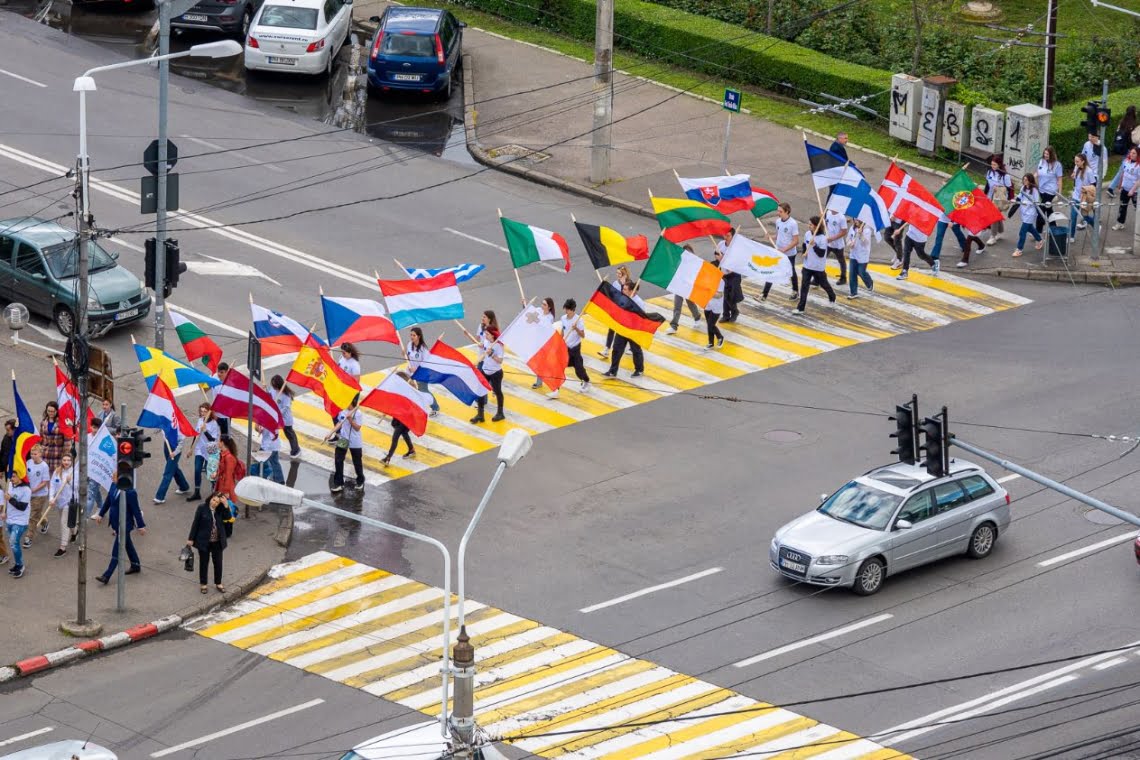 Tinerii ploieșteni au defilat în centrul municipiului Ploiești, purtând steagurile tuturor țărilor membre ale Uniunii Europene Tinerii ploieșteni au defilat în centrul municipiului Ploiești, purtând steagurile tuturor țărilor membre ale Uniunii Europene