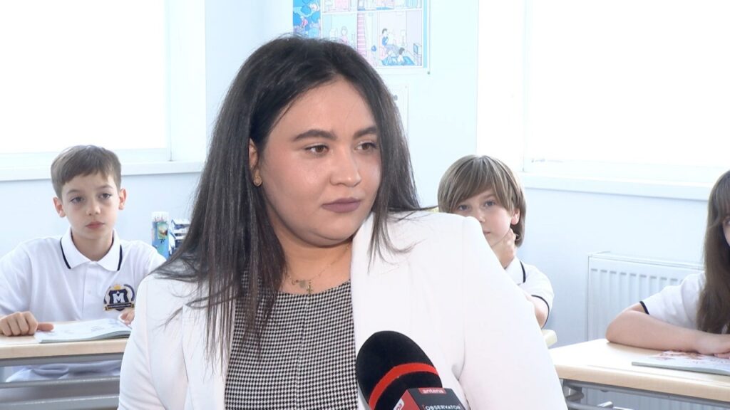 Şcoală la stat sau la privat? Răspunsul sincer al unei învățătoare care a renunțat la învățământul public, după șase ani de predare în Onești